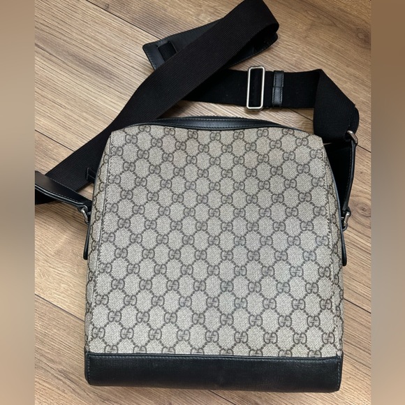 100% authentic Gucci crossbody bag!! Gently used, but great for any occasion!! - Picture 2 of 7